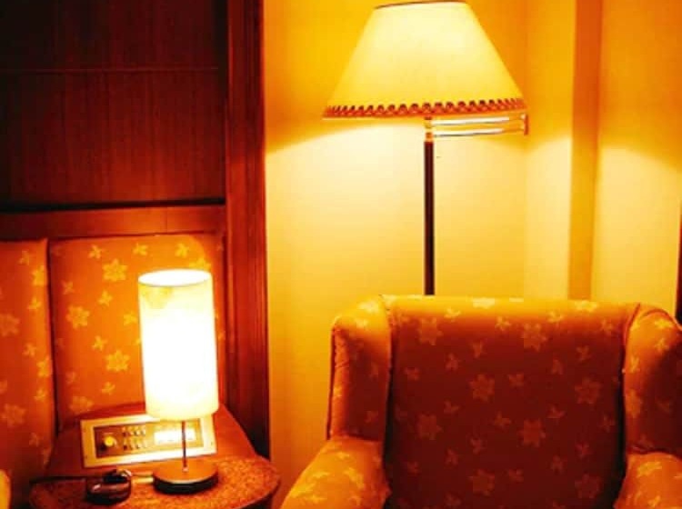 اتاق لوکس, Attic