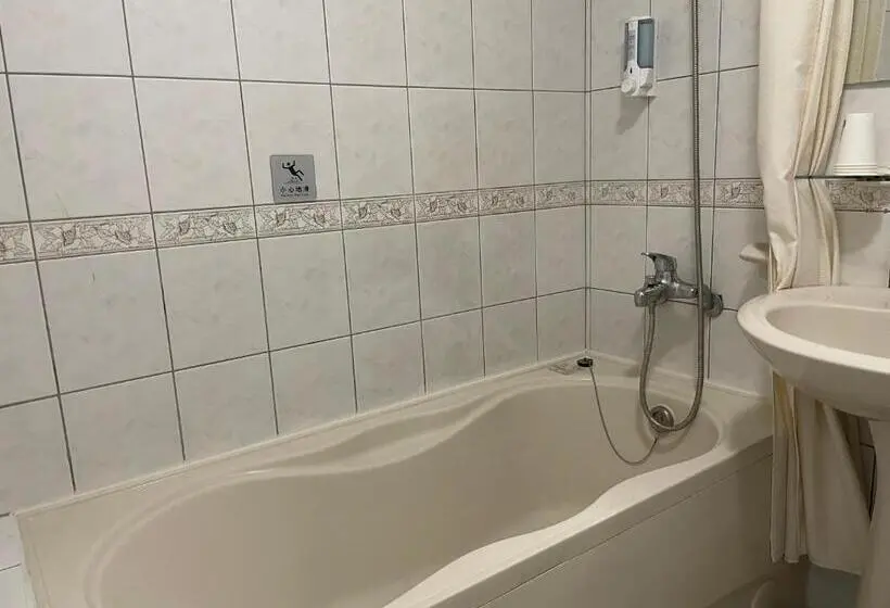 اتاق استاندارد چهار تخته, Yago Inn