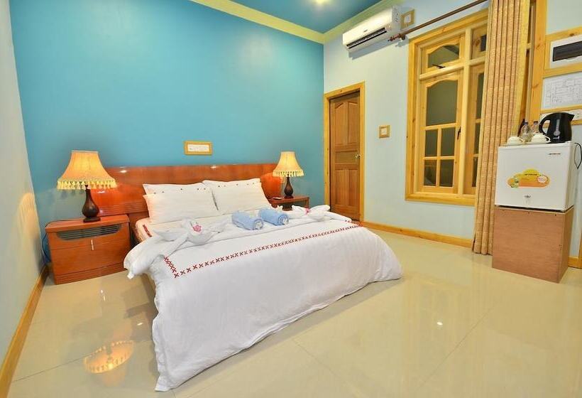 اتاق لوکس, New Moon Village