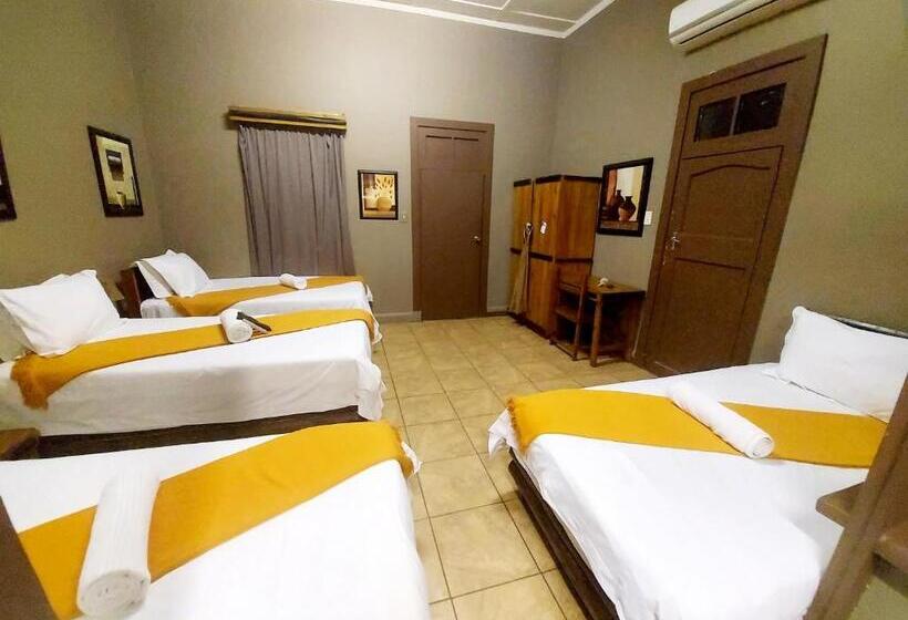 חדר סטנדרט לארבעה, Sundown Lodge