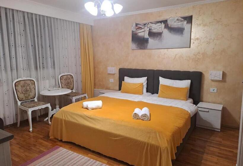 חדר דלוקס, Alexander House