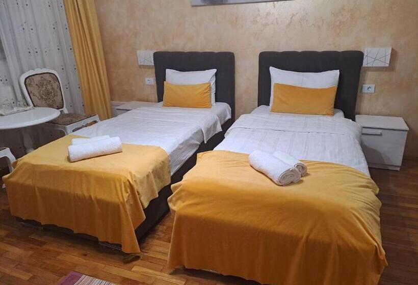 デラックスルーム, Alexander House