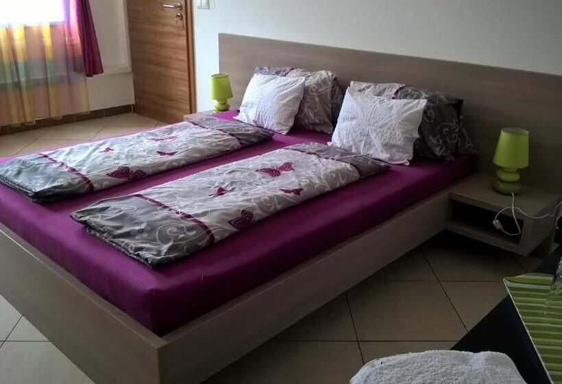 اتاق لوکس با تخت بزرگ, Kazinczy Apartment