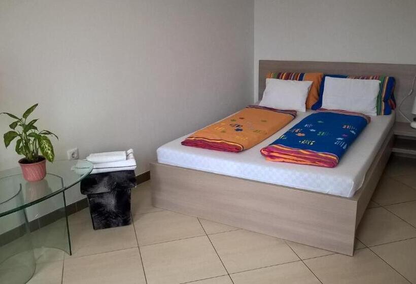 اتاق لوکس, Kazinczy Apartment