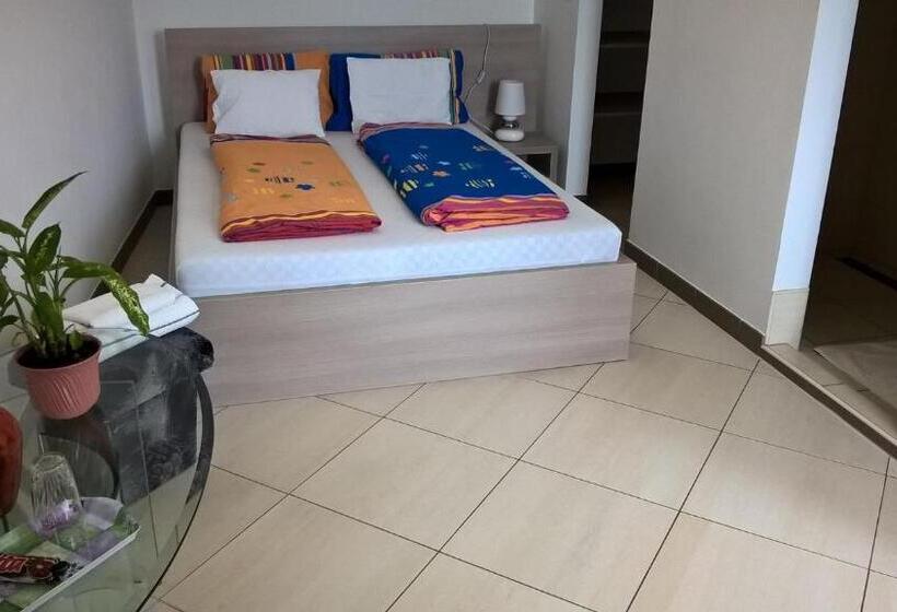 اتاق لوکس, Kazinczy Apartment