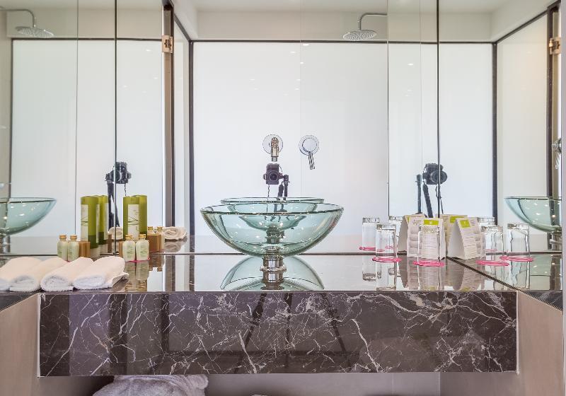 共用房间的床, Royal Guest House