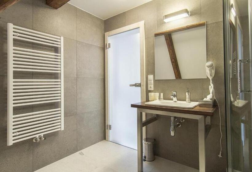 Quarto Deluxe, Largo