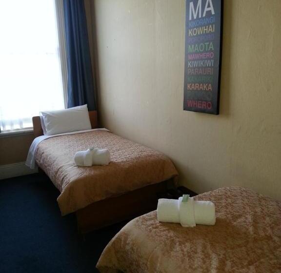 이코노미 룸, Gladstone