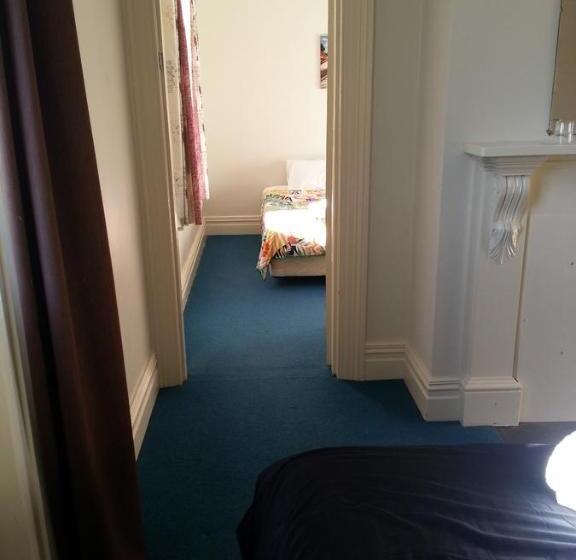 패밀리 룸, Gladstone