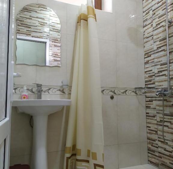 اتاق استاندارد سه تخته با چشم‌انداز باغ, Guest House Nataly