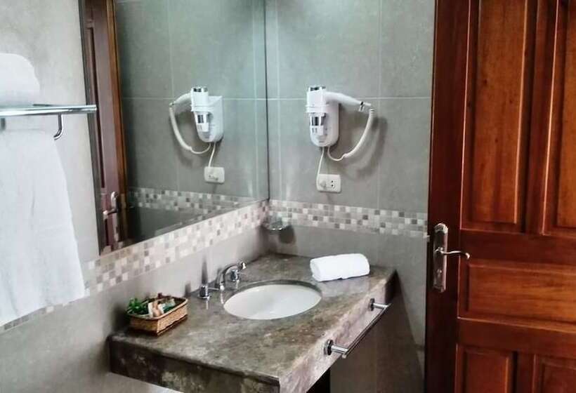 חדר סטנדרט לשלושה, La Aurora