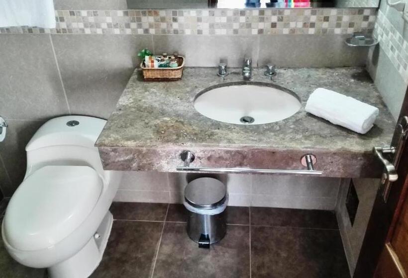 חדר משפחתי, La Aurora