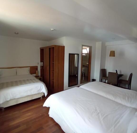 חדר משפחתי, La Aurora