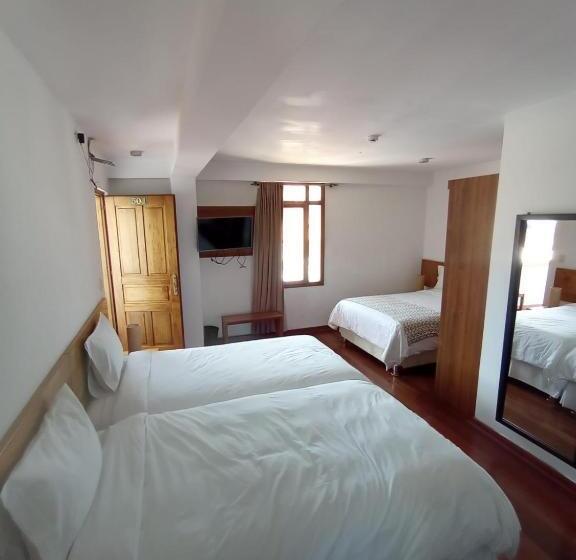 חדר משפחתי, La Aurora