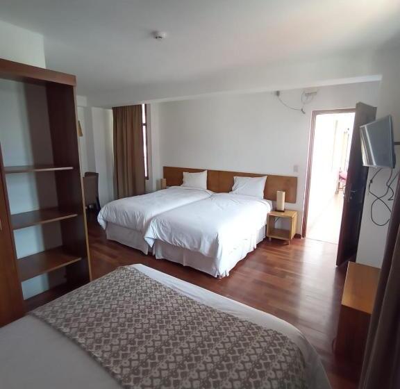 חדר משפחתי, La Aurora