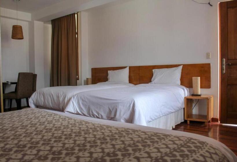 חדר משפחתי, La Aurora