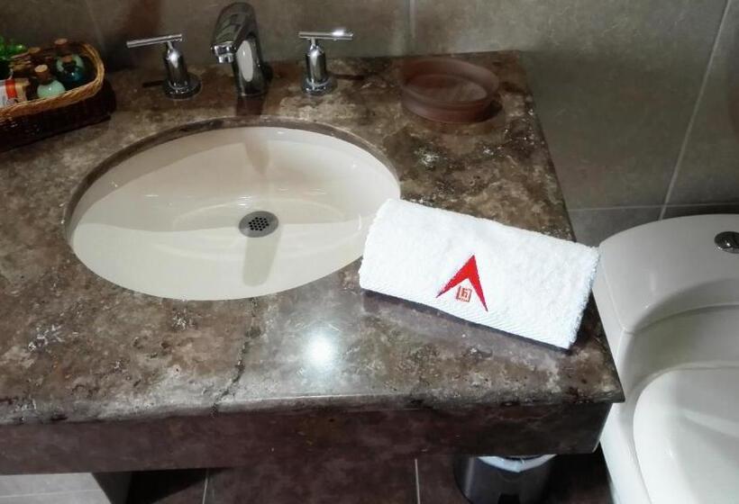 חדר סטנדרט לשלושה, La Aurora