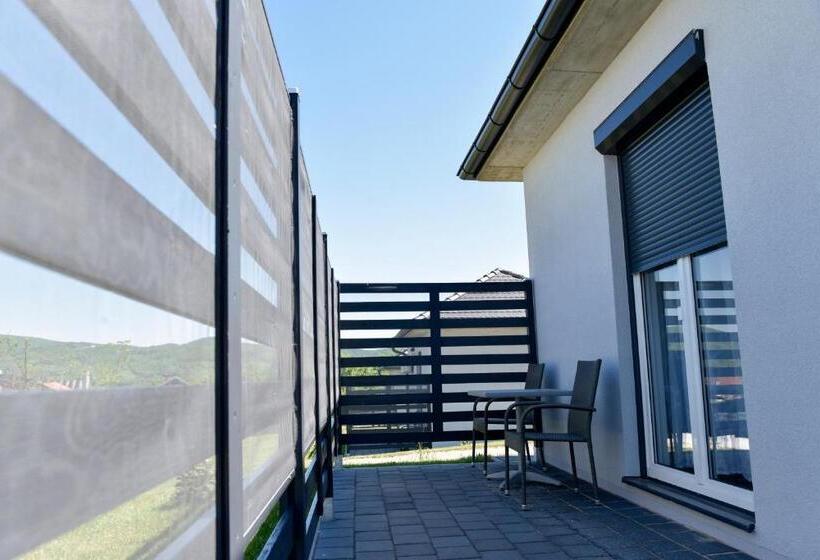 بانگلوی استاندارد, Apartmani I Bungalovi Trojka