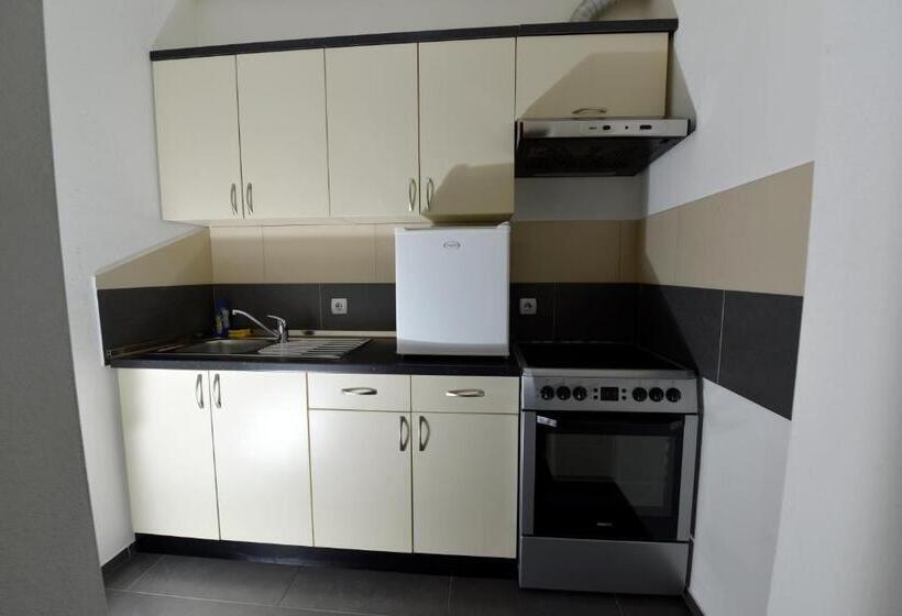 آپارتمان 1 خوابه, Apartmani I Bungalovi Trojka