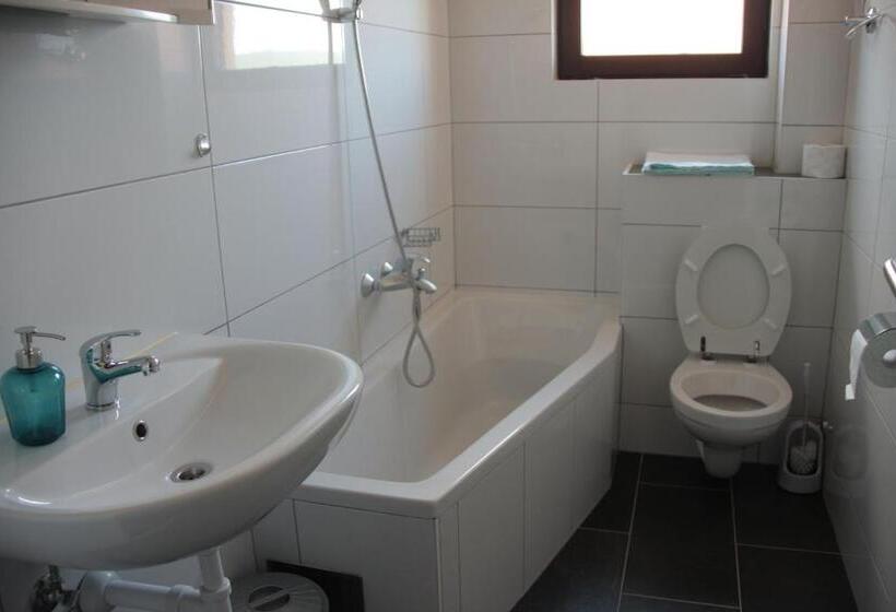 آپارتمان 1 خوابه, Apartmani I Bungalovi Trojka