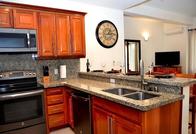 דירת שלושה חדרים, The Villas At Cocoplum