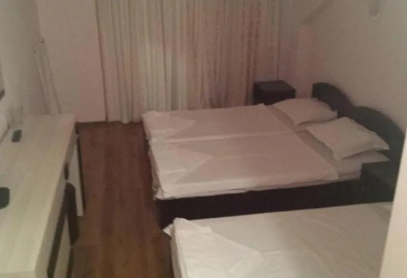 اتاق استاندارد سه تخته با بالکن, Guest House Stels