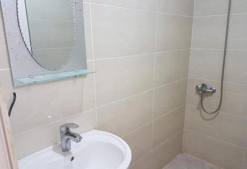 اتاق استاندارد با بالکن, Vizitori