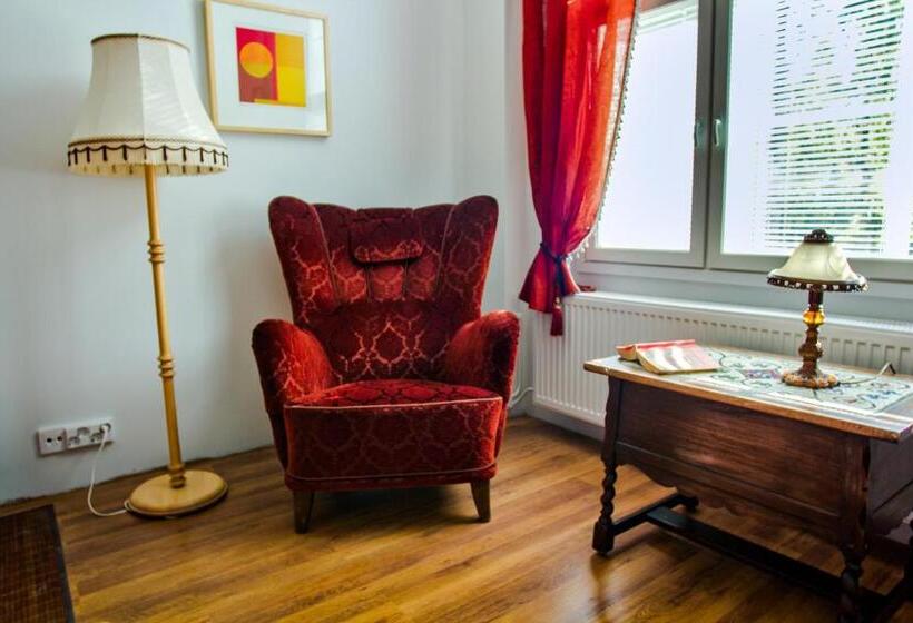 スタンダードスタジオ, Salpalinjan Hovi