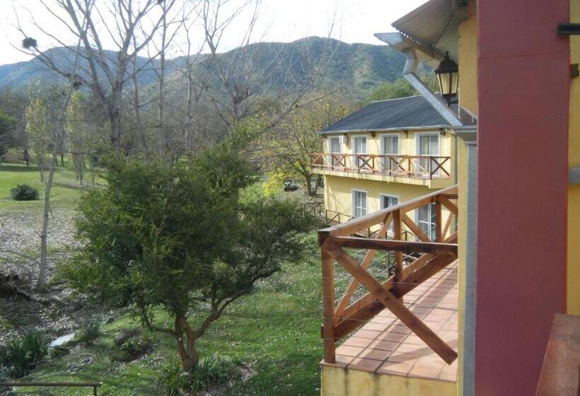 اتاق استاندارد چهارنفره با چشمانداز باغ, Posada Quellen