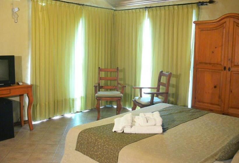 Четырехместный Номер Стандарт Вид на Сад, Posada Quellen