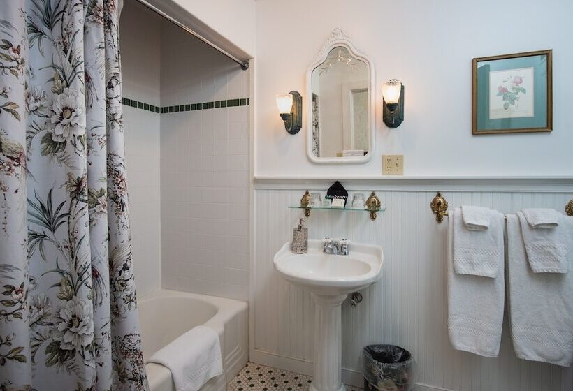 غرفة ديلوكس, Strong House Inn