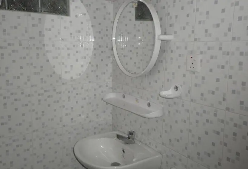 Chambre Triple Basique, Mccarthy Guesthouse