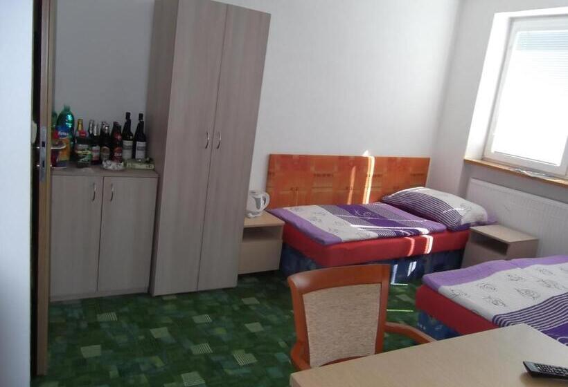 חדר סטנדרט לשלושה, Penzion Apartmány Zlín