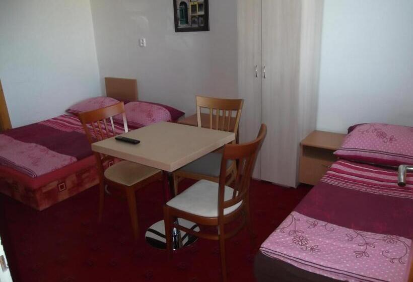 חדר סטנדרט לשלושה, Penzion Apartmány Zlín