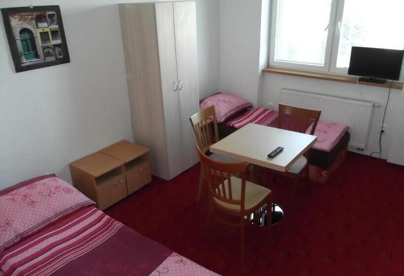 חדר סטנדרט לשלושה, Penzion Apartmány Zlín