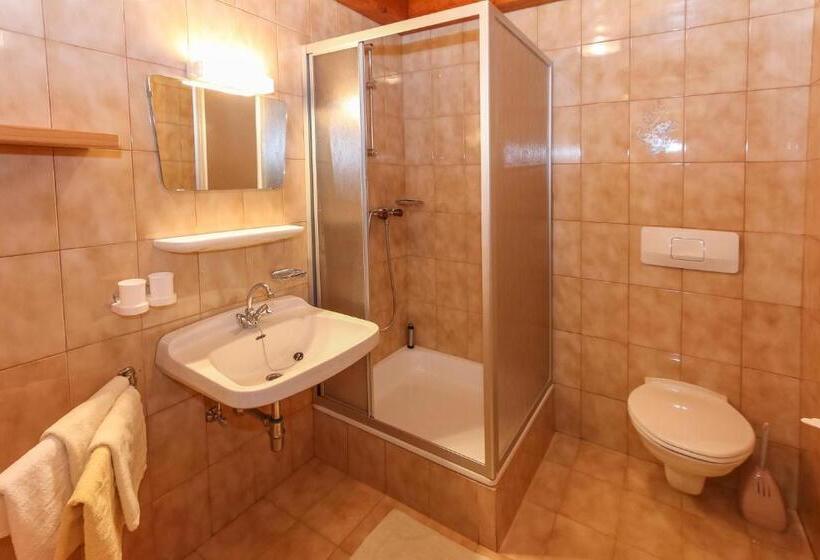 חדר סטנדרט לשלושה, Hagerhof