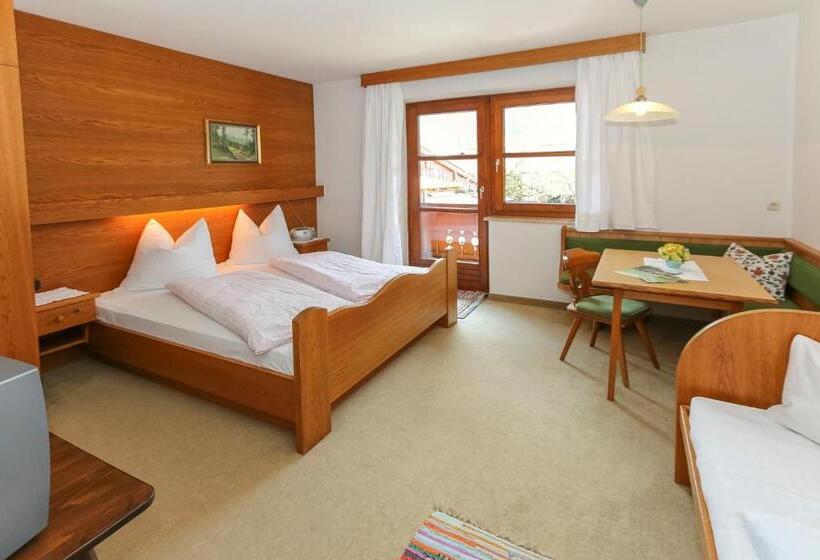 חדר סטנדרט לשלושה, Hagerhof