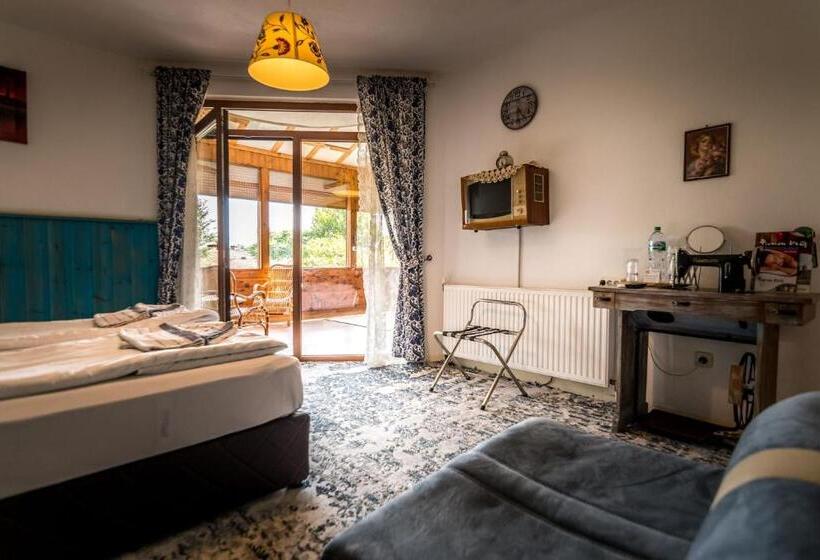 اتاق استاندارد سه تخته با بالکن, Tihiat Kut Complex