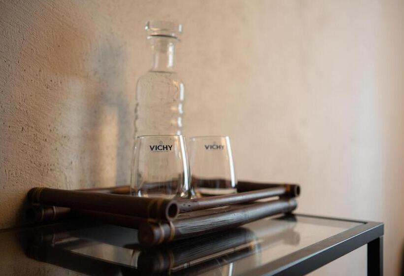 اتاق استاندارد, Two Wheels