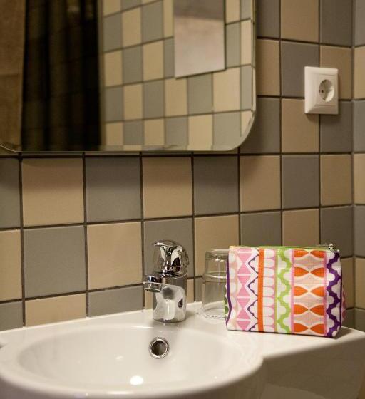 اتاق استاندارد, Two Wheels