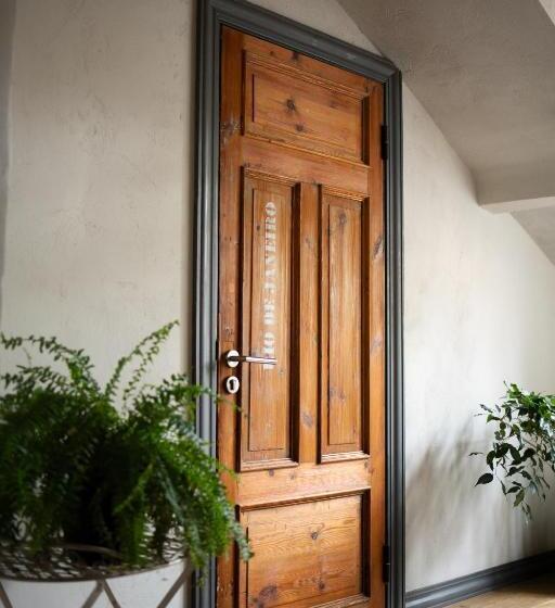 اتاق استاندارد, Two Wheels