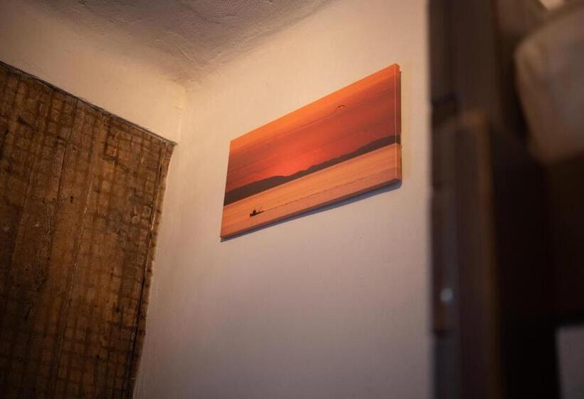 اتاق استاندارد سه نفره, Two Wheels