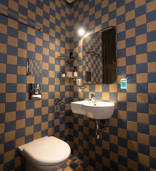 اتاق استاندارد سه نفره, Two Wheels