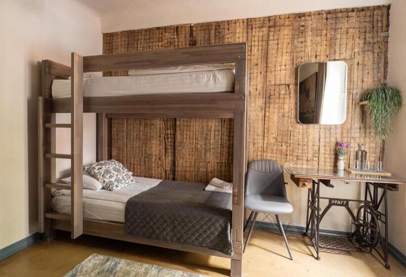 اتاق استاندارد سه نفره, Two Wheels