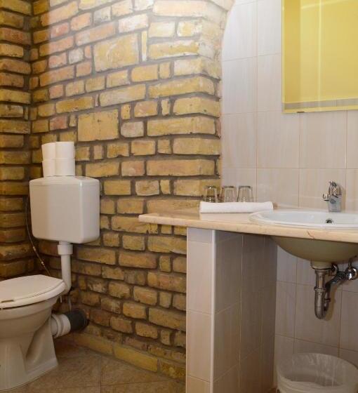 غرفة قياسية ثلاثية, Mediterrán Vendégház