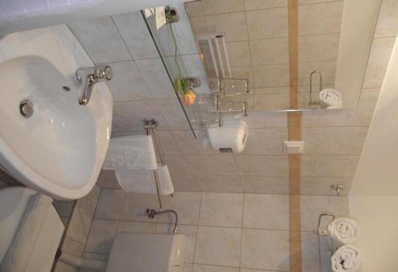 غرفة قياسية ثلاثية, Mediterrán Vendégház