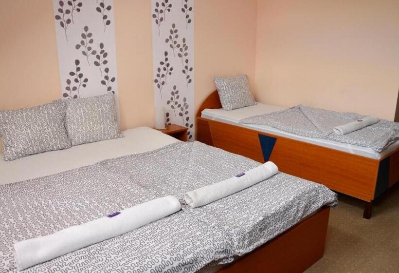 غرفة قياسية ثلاثية, Mediterrán Vendégház