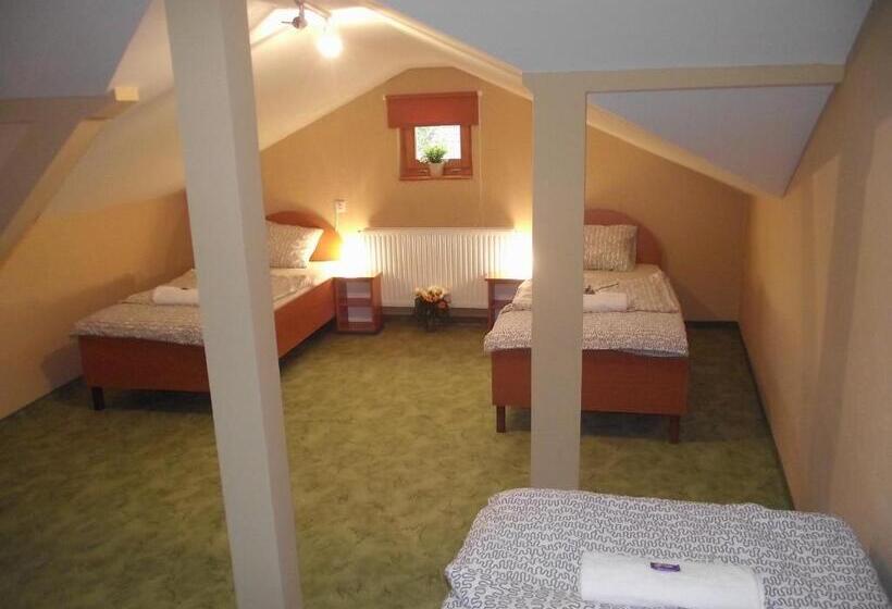 غرفة قياسية ثلاثية, Mediterrán Vendégház