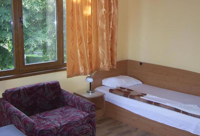 Номер Стандарт Трехместный, Nelly Guest House