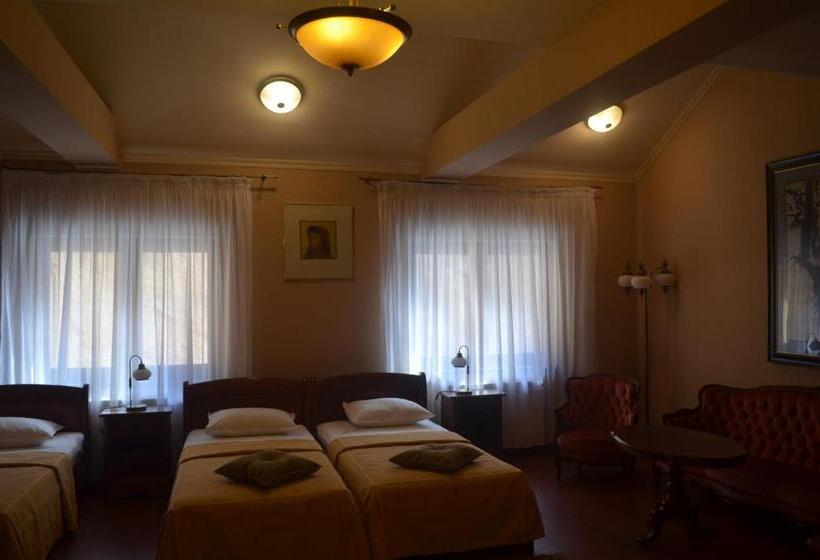 חדר קומפורט לשלושה, Pensiunea Magura